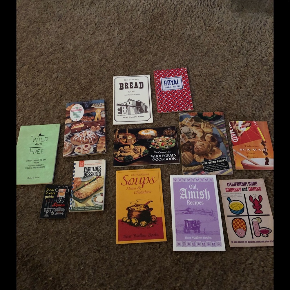 Lot of 12 VTG paper Cookbooks✨